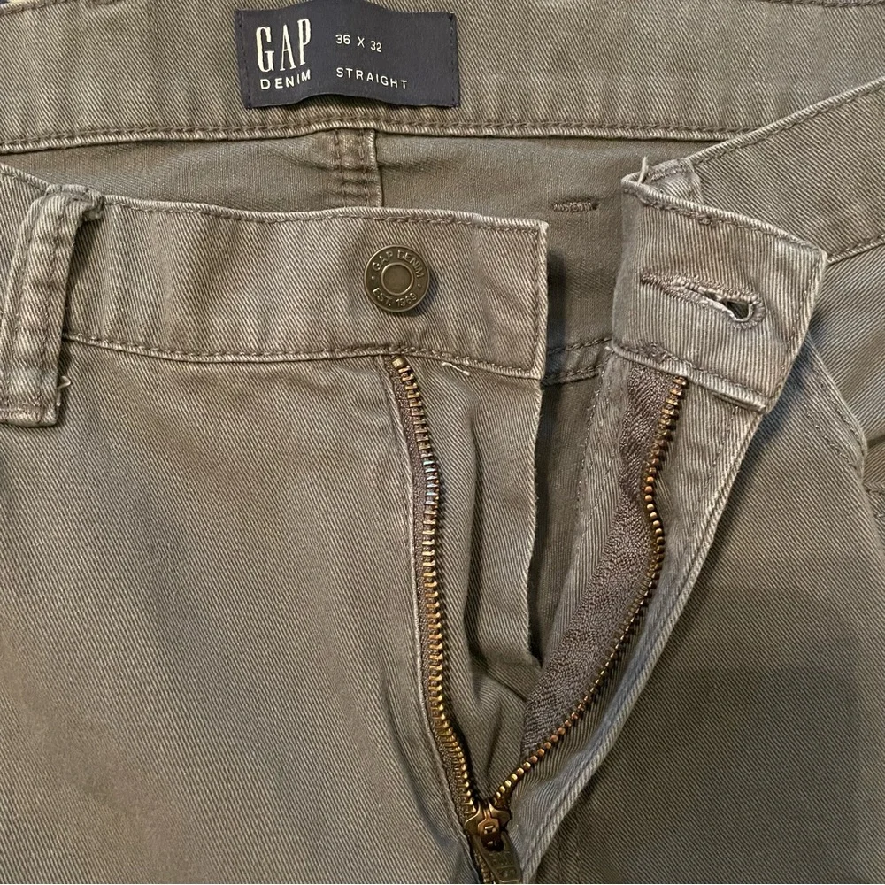 GAP mid-rise straight leg jeans. NWOT
